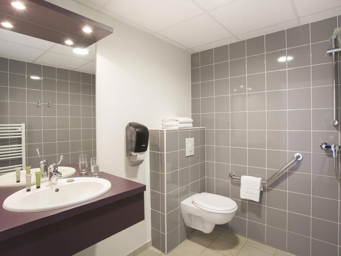 Chambre médicalisée moderne et équipements