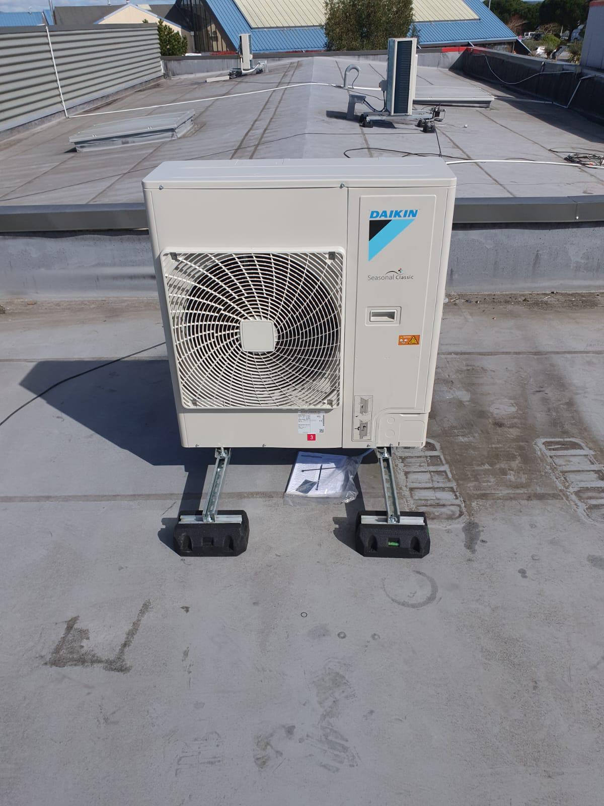 Rayonnages et éclairage de mise en valeur